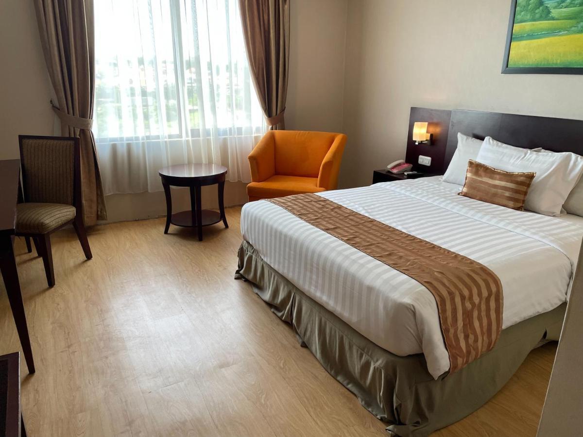 Asialink Premier Karawang Extérieur photo