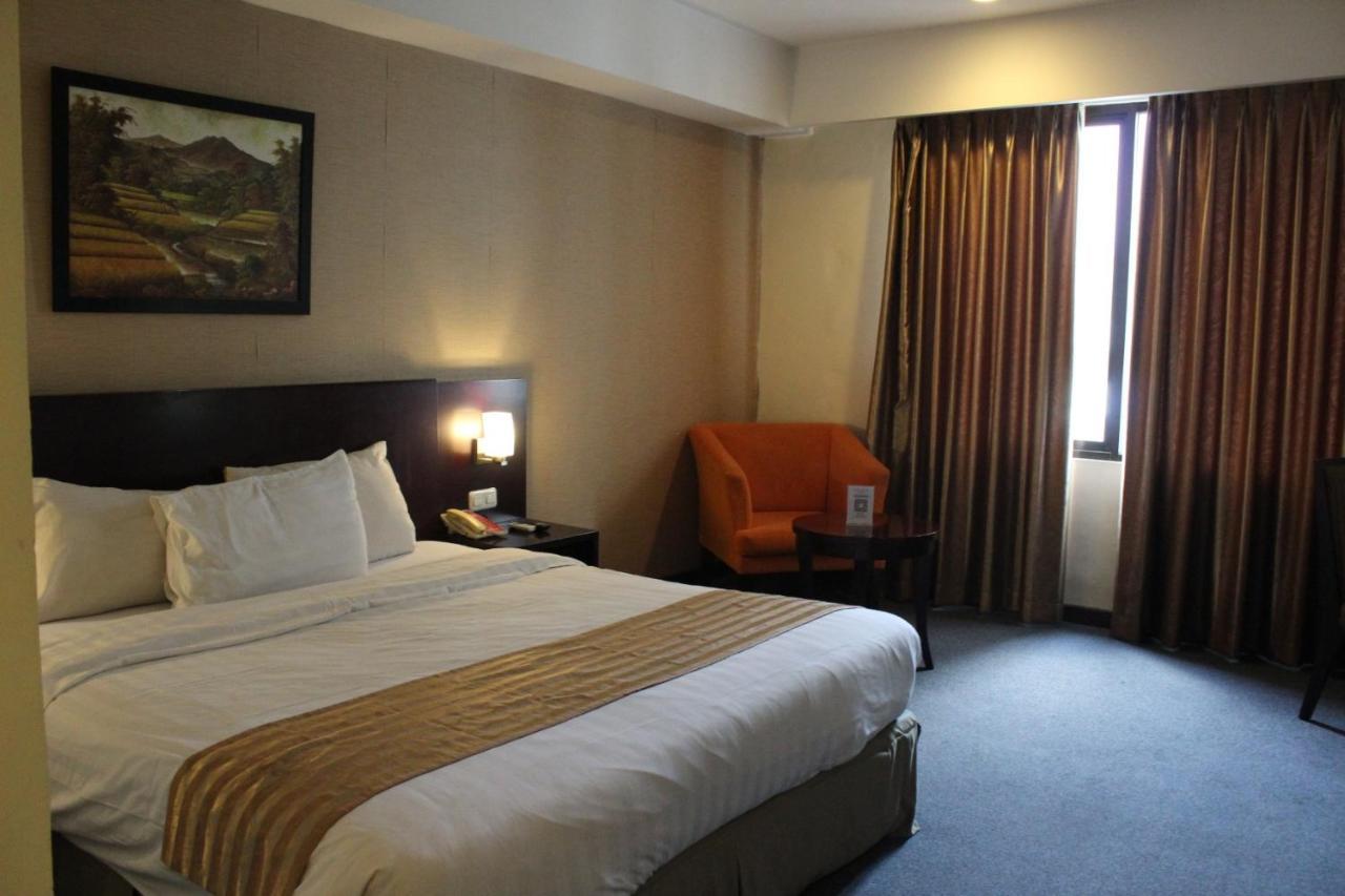 Asialink Premier Karawang Extérieur photo