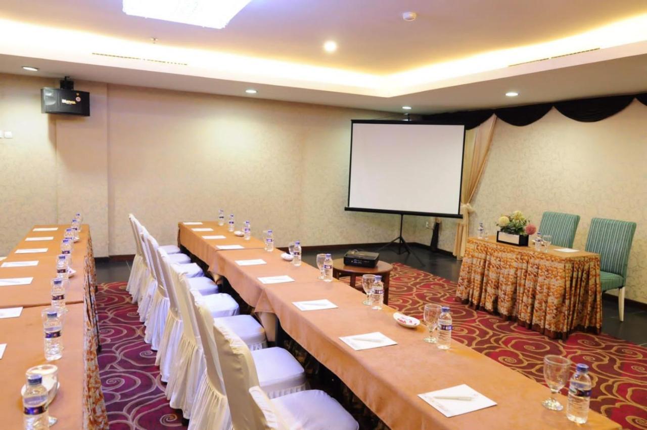 Asialink Premier Karawang Extérieur photo