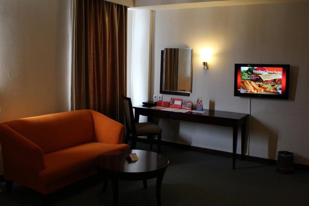Asialink Premier Karawang Extérieur photo
